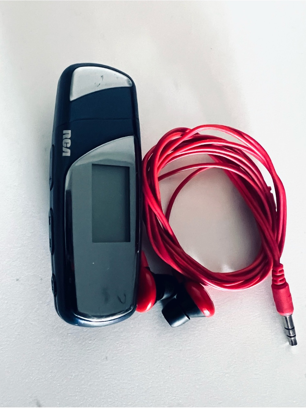 RCN TH1101A MP3 Player with Red Earbuds And SD Card 4GB One AA Batteries Out USB